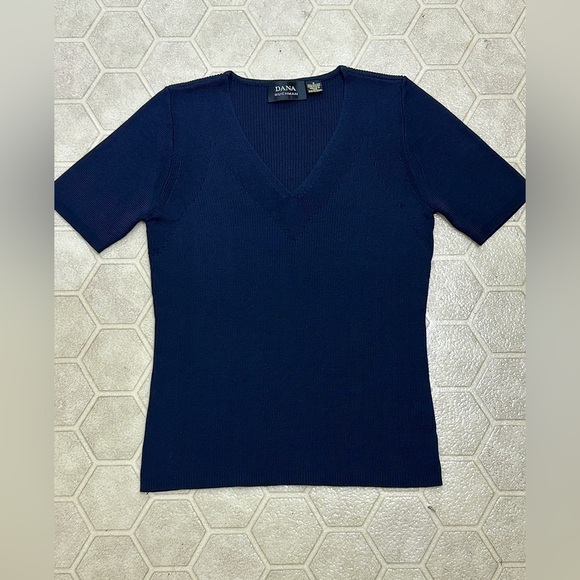 Women’s Medium Dana Buchman 100% Silk Knit V-Neck S/S Top - Picture 1 of 16